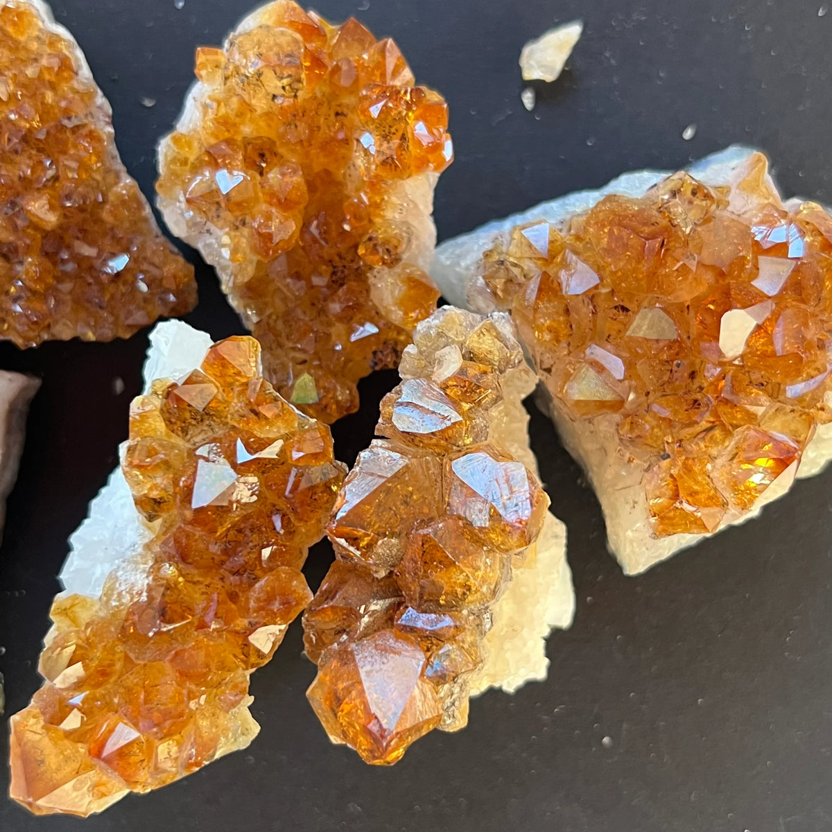 cluster de citrin brut pus pe o foaie neagra