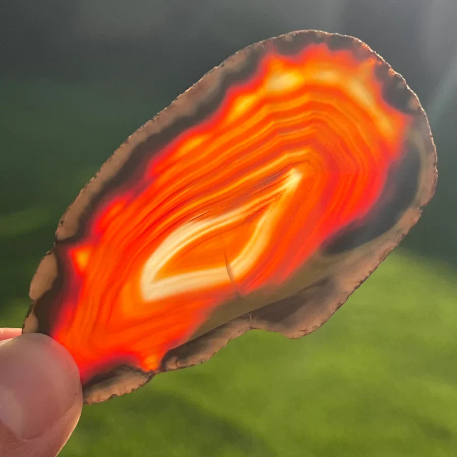 o felie de agat rosu patrusa de lumina soarelui