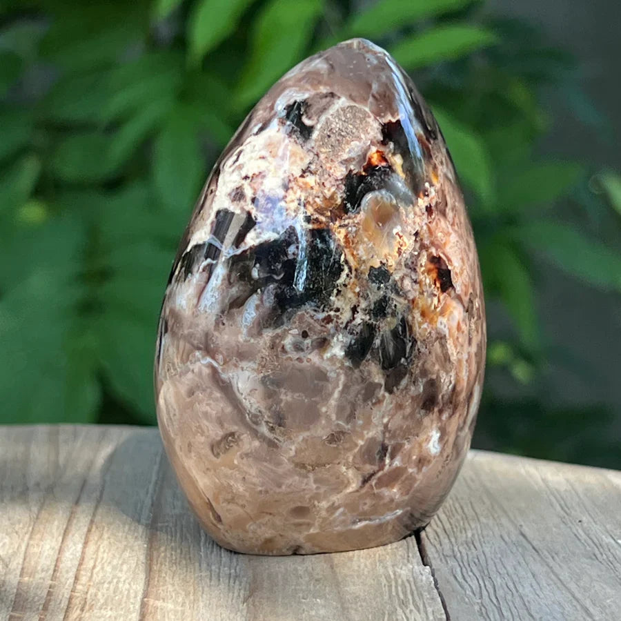 un cristal de agat negru in forma libera