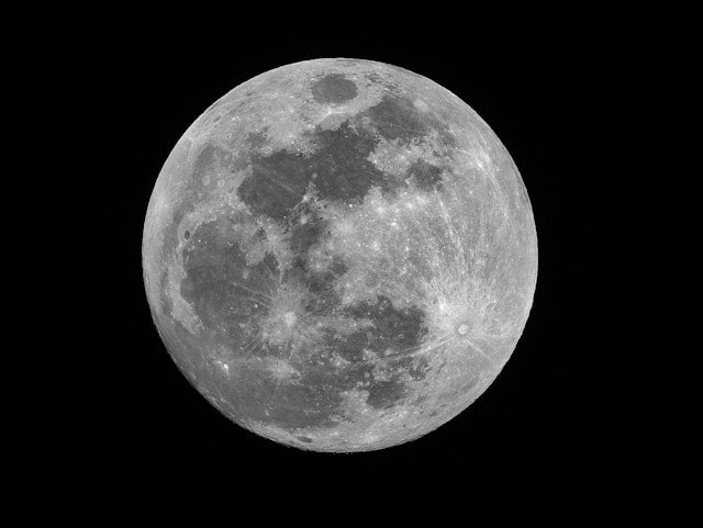 Full Moon in the night sky, symbolizing reflection, maturity and achievement in Capricorn