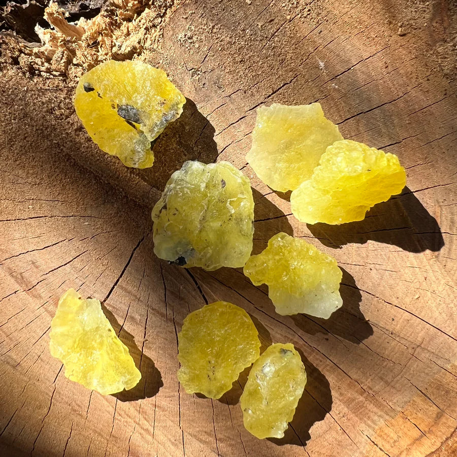 pietre galbene de brucit