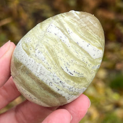 Buttergrüner Jade – Sanfte Energie für Harmonie & Schutz