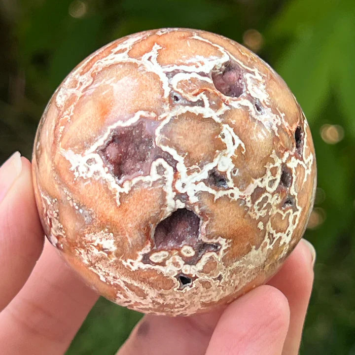 Agat Crazy Lace natural – sferă cu dantelă minerală în nuanțe bej și caramel, piatră a bucuriei și vitalității