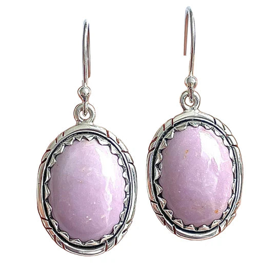 Cercei din Fosfosiderit natural – piatra mov a liniștii, echilibrului și vindecării emoționale, montați în argint