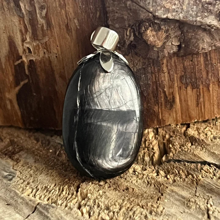Pandantiv din Hipersten natural – cristal negru cu reflexe argintii, simbol al calmului interior, protecției energetice și forței spirituale