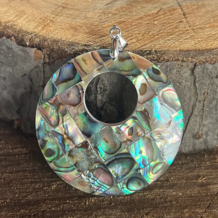 Pandantiv din scoică Abalone naturală – reflexe irizate albastre și verzi, simbol al echilibrului și armoniei interioare