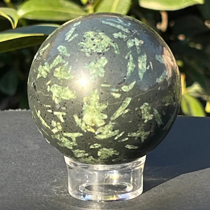 Sferă din Porfirit natural – piatră verde închis cu incluziuni deschise, simbol al stabilității, forței și echilibrului interior