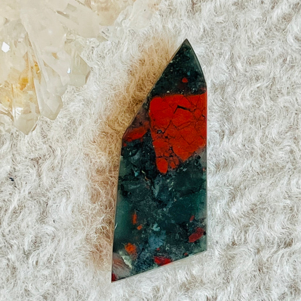 Cabochon jasp piatra sangelui/seftonit m5, druzy.ro, cristale 1