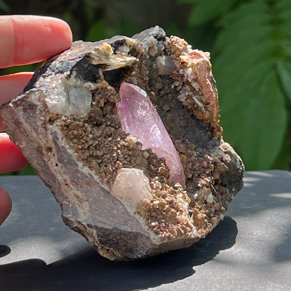 Vârf de cuarț Brandberg în matrice – cristal natural din Namibia | Model 4, pietre semipretioase - druzy.ro 3 