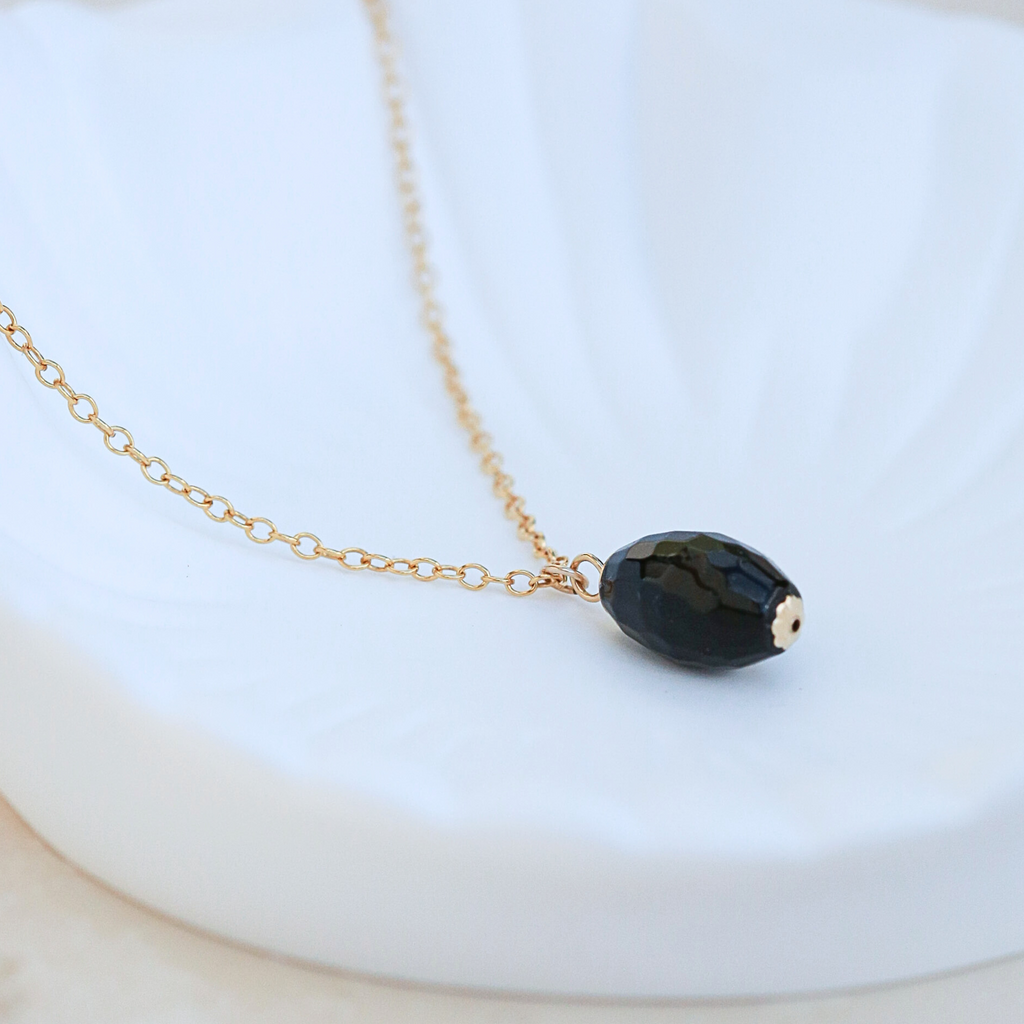 Colier onix fatetat, aur filat - Whisper of Strength #1, pietre semipretioase - druzy.ro 1 