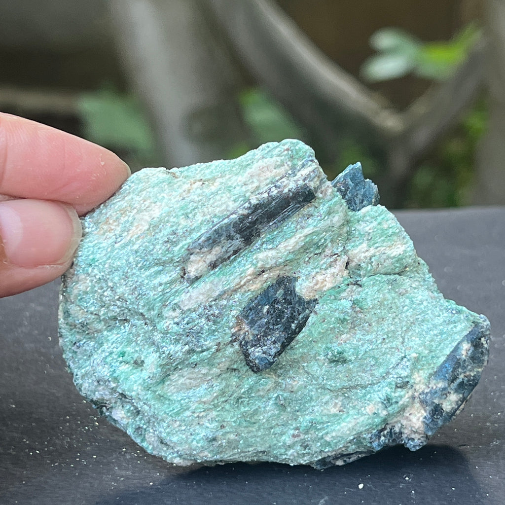 Kianit albastru (cianit) in fucsit piatra bruta | Model 4, pietre semipretioase - druzy.ro 2 