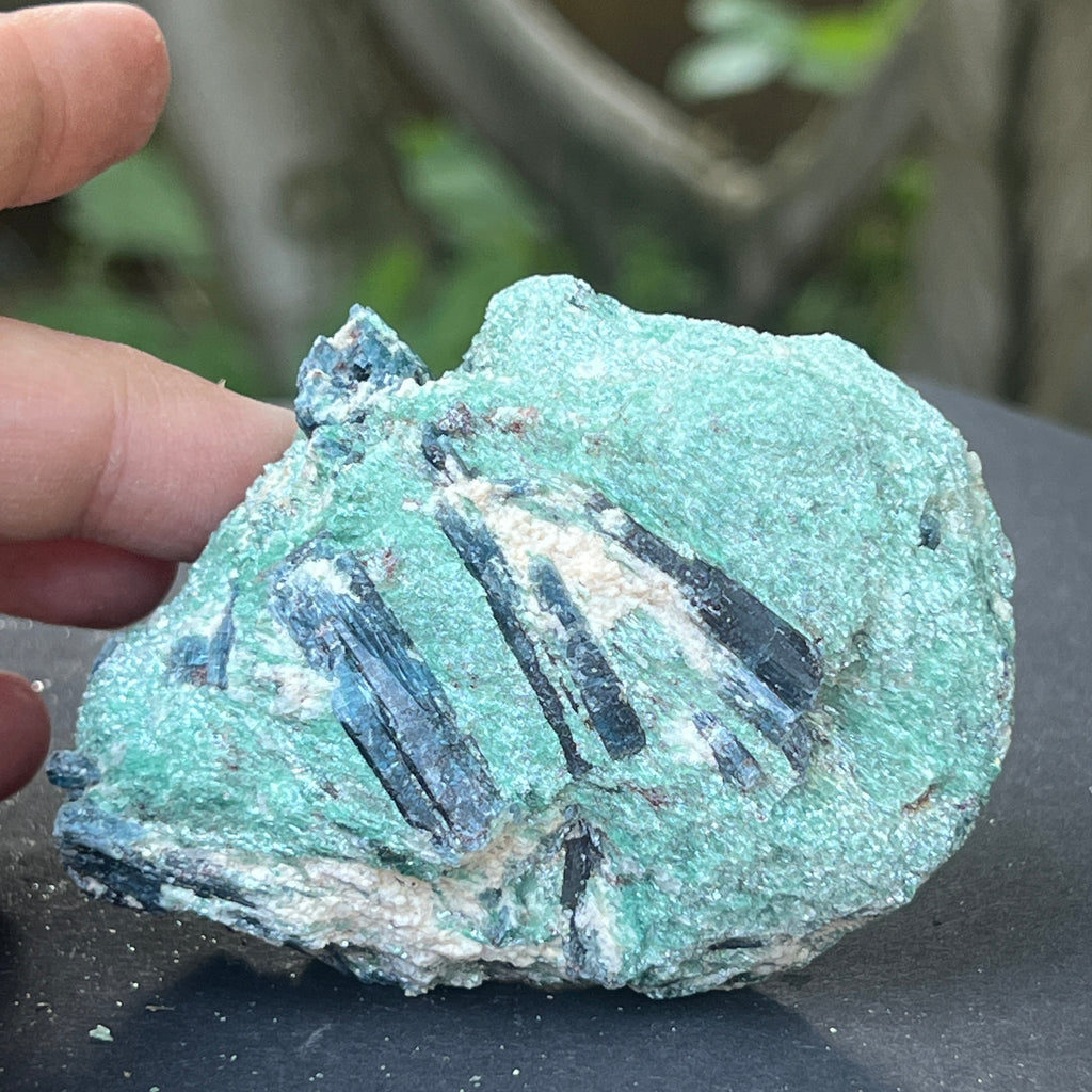 Kianit albastru (cianit) in fucsit piatra bruta | Model 4, pietre semipretioase - druzy.ro 1 