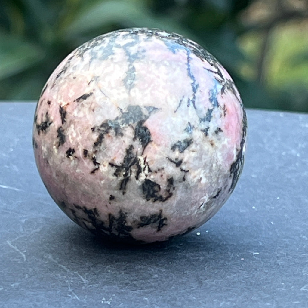 Sfera rodonit Madagascar model 6, pietre semipretioase - druzy.ro 6 