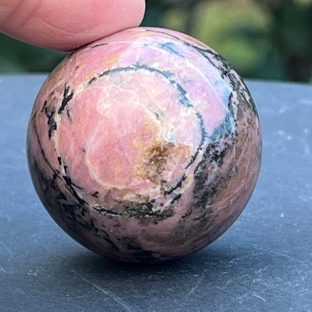 Sfera rodonit Madagascar model 5, pietre semipretioase - druzy.ro 2 