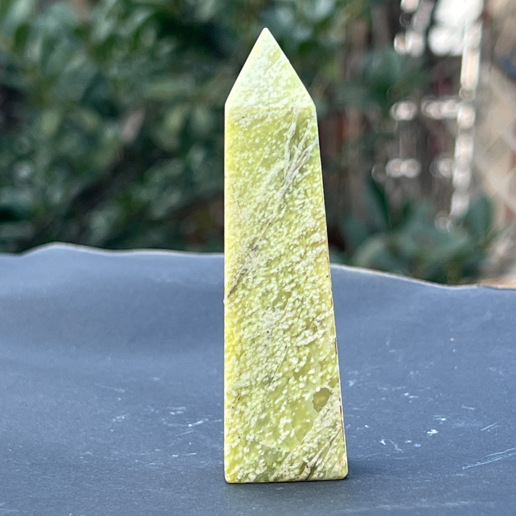 Turn/obelisc serpentin galben model 7, pietre semipretioase - druzy.ro 1 