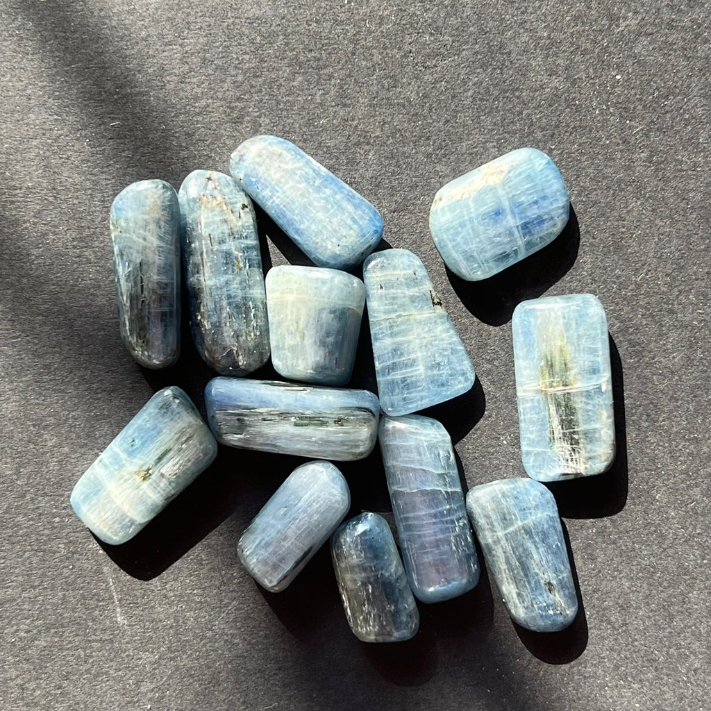 Kianit albastru (Cianit) piatra rulata, druzy.ro, cristale 2