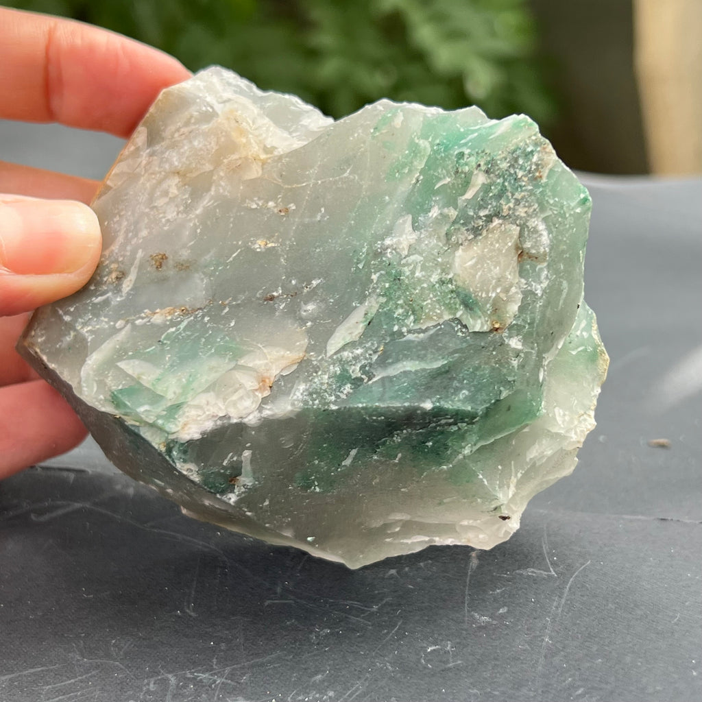 Jad verde piatra bruta model 8A, druzy.ro, pietre semipretioase 1