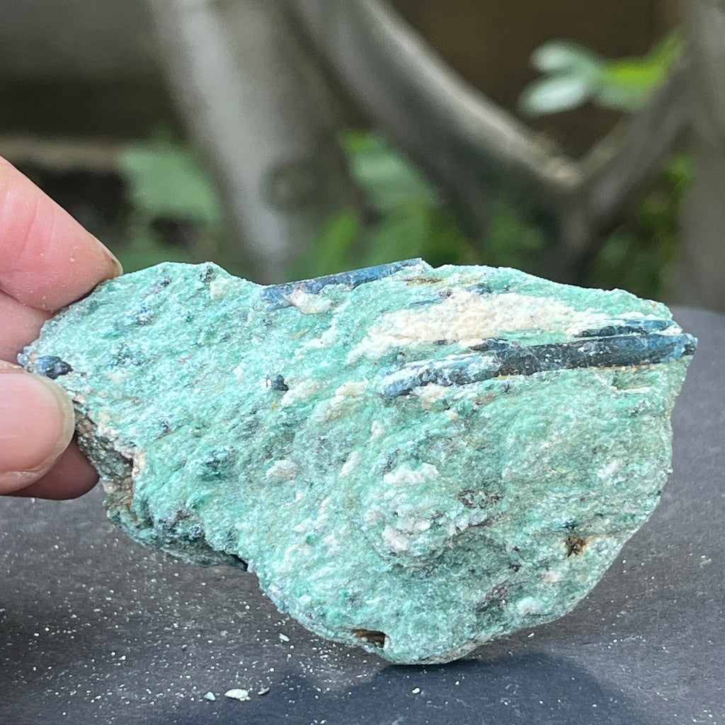 Kianit albastru (cianit) in fucsit piatra bruta | Model 5, pietre semipretioase - druzy.ro 2 