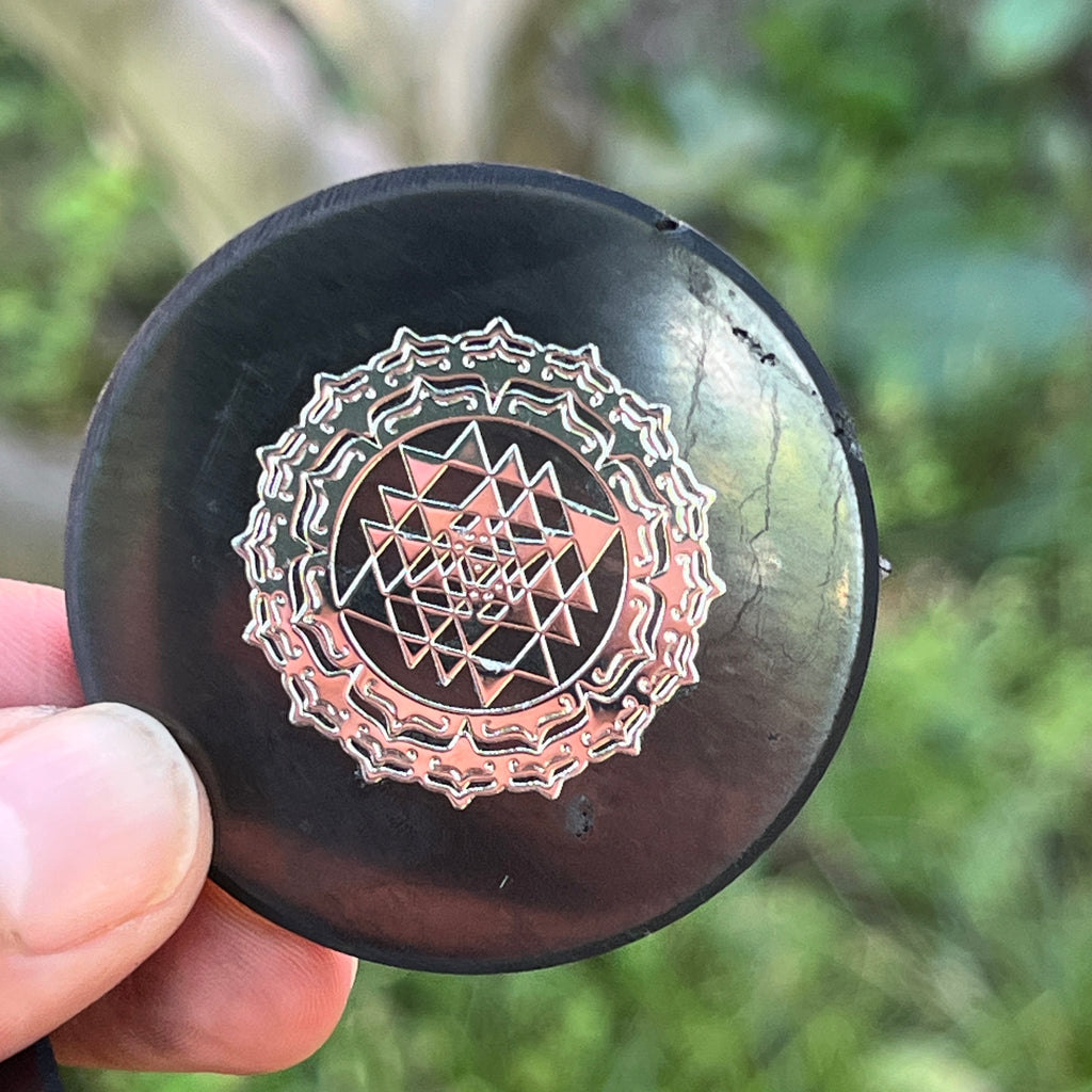 Disc din Shungit adeziv Sri Yantra Silver, pietre semipretioase - druzy.ro 1 