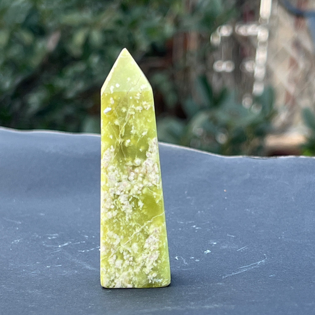 Turn/obelisc serpentin galben model 6, pietre semipretioase - druzy.ro 1 