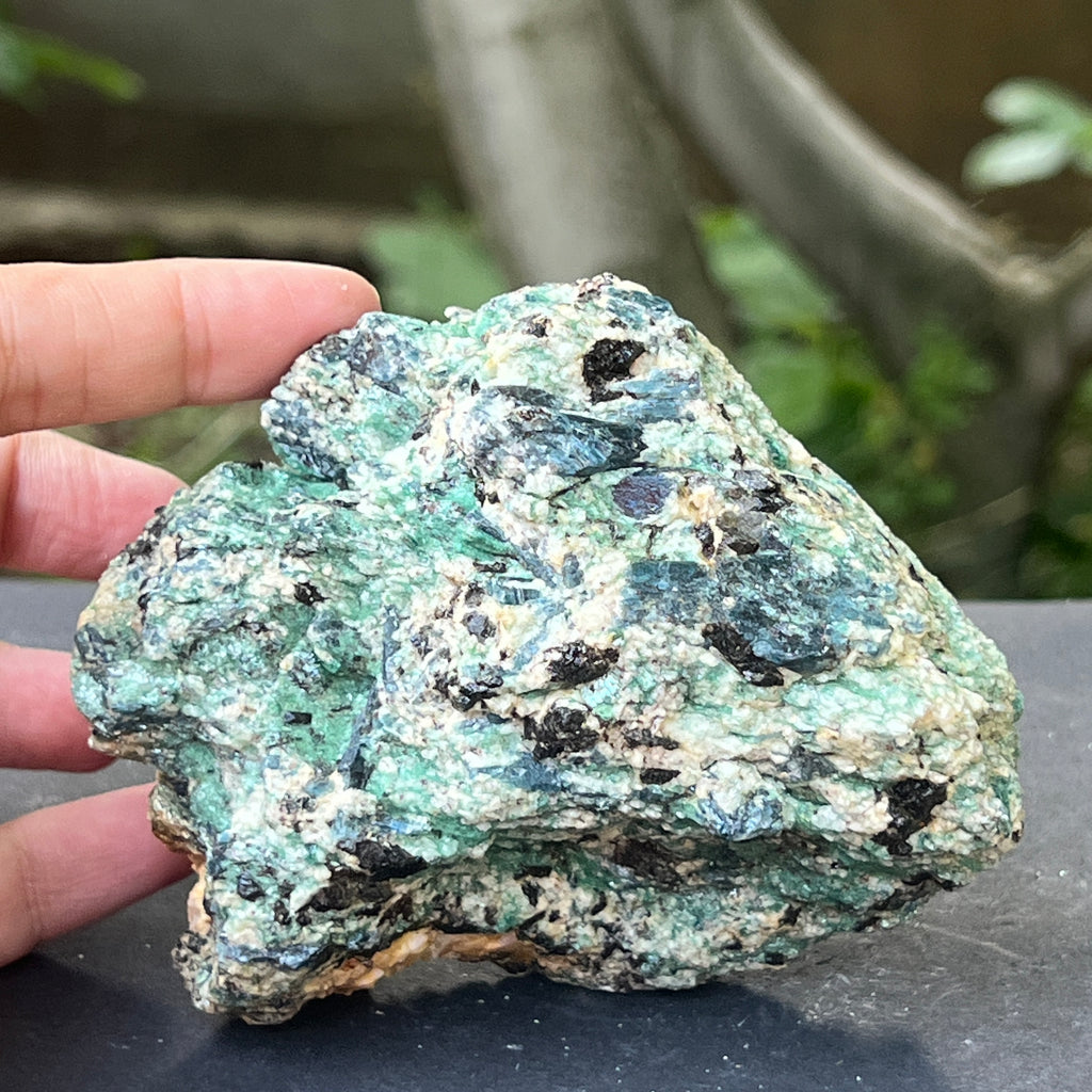 Kianit albastru (cianit) in fucsit piatra bruta m1, pietre semipretioase - druzy.ro 2 