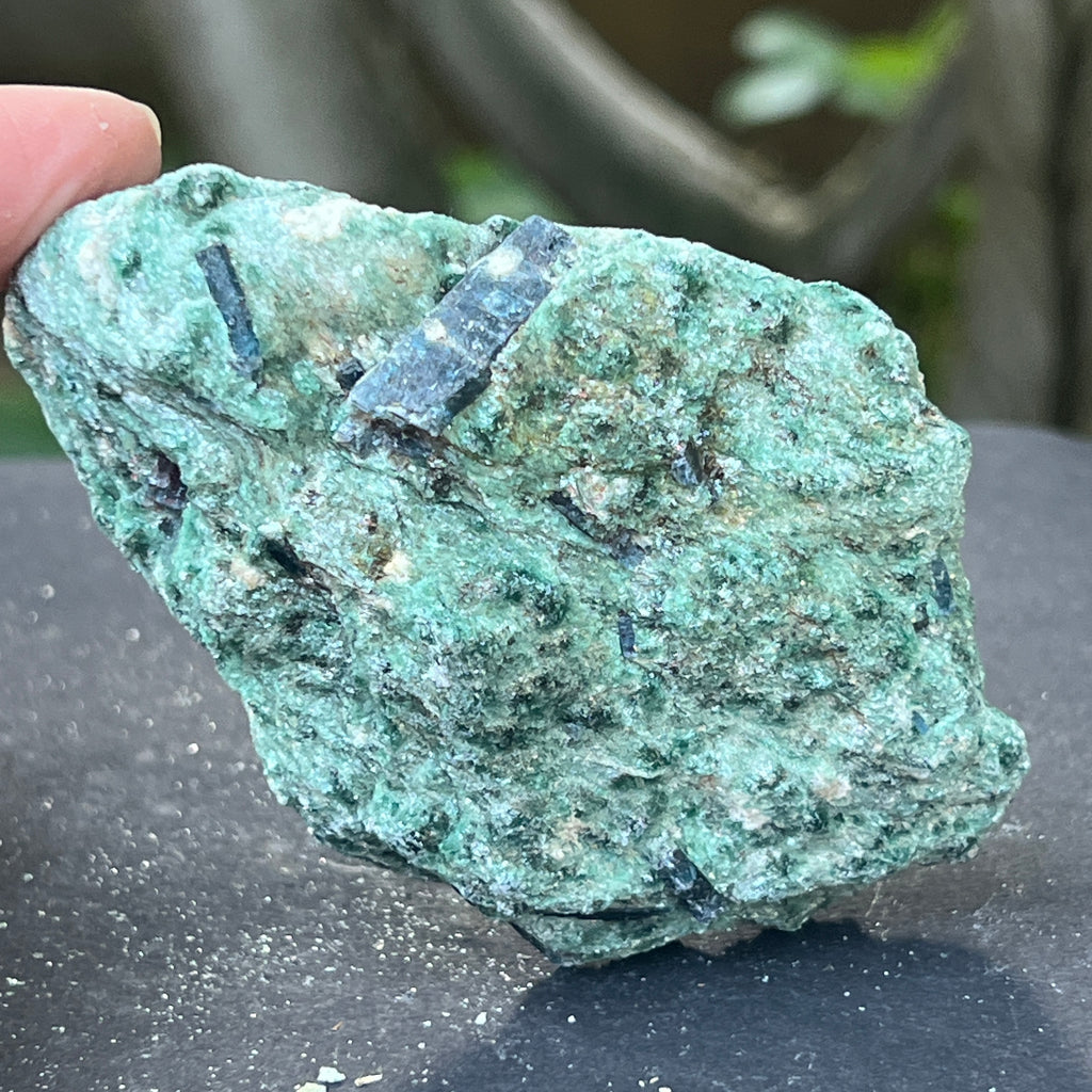 Kianit albastru (cianit) in fucsit piatra bruta | Model 9, pietre semipretioase - druzy.ro 1 