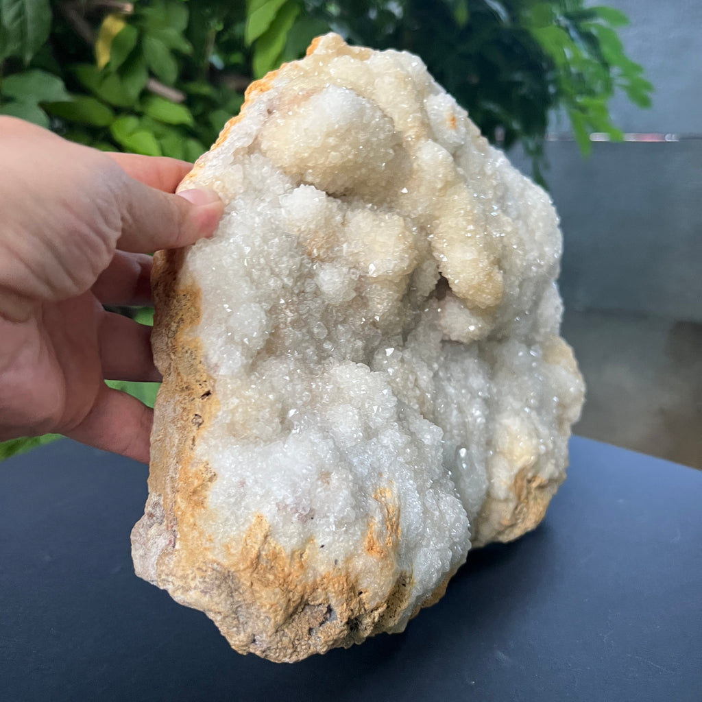 Cuarț botrioidal cu suprafață druzy – sculptură naturală în alb perlat -model 2, pietre semipretioase - druzy.ro 4 