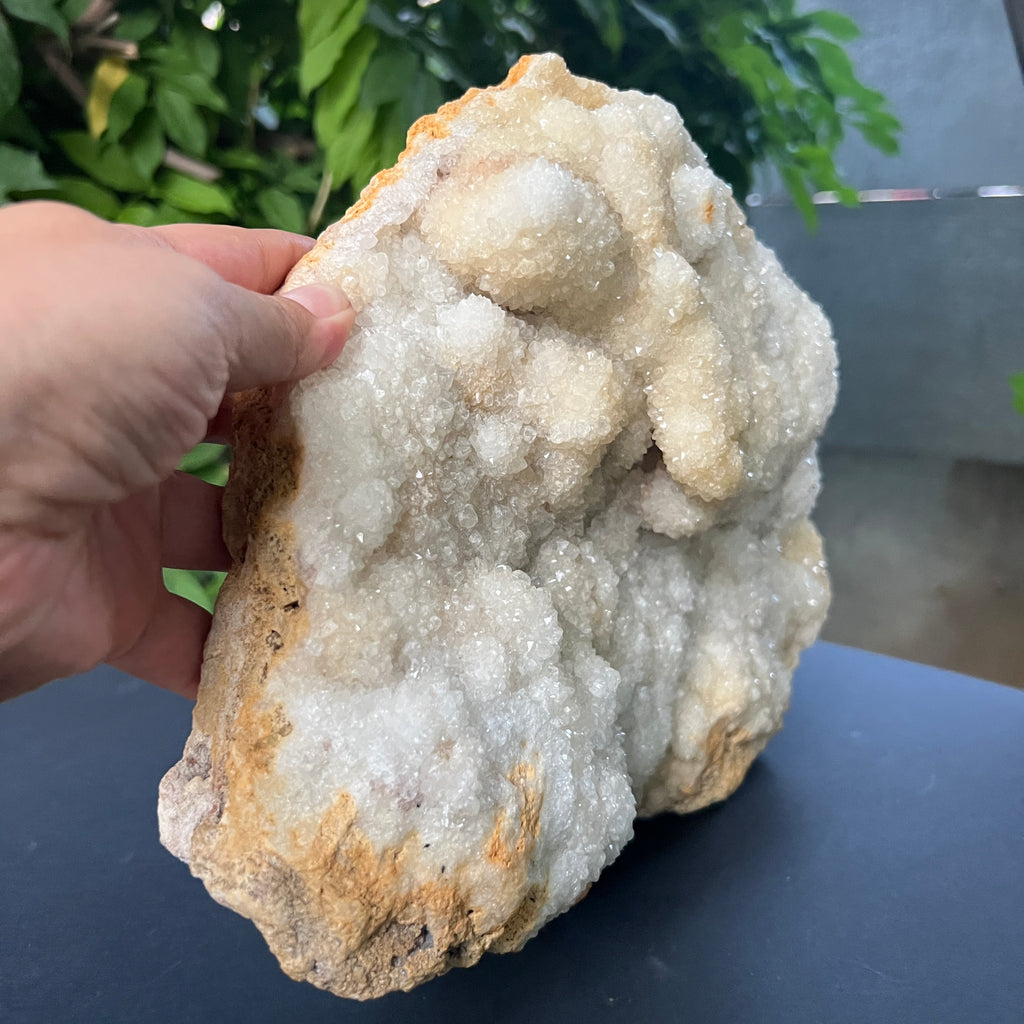 Cuarț botrioidal cu suprafață druzy – sculptură naturală în alb perlat -model 2, pietre semipretioase - druzy.ro 3 