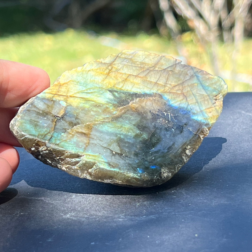 Labradorit piatra bruta polisata pe o fata m4, druzy.ro, cristale 4
