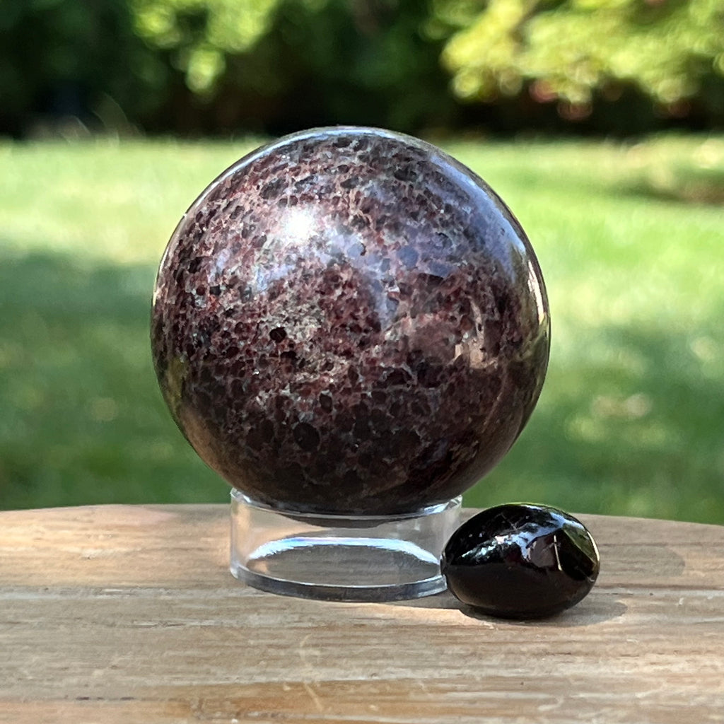 Granat rosu sfera m2, druzy.ro, cristale 5