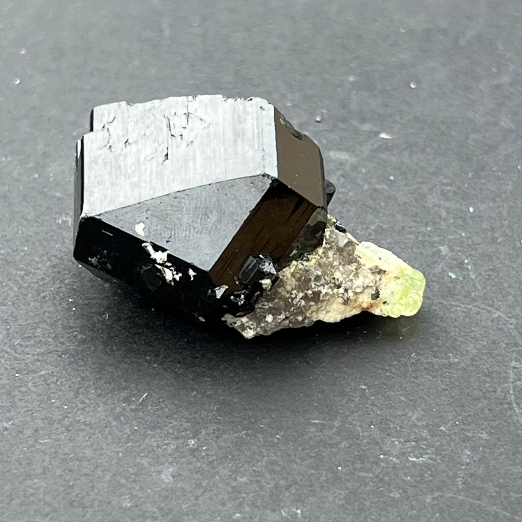 Turmalina neagra bruta m11, druzy.ro, cristale 3