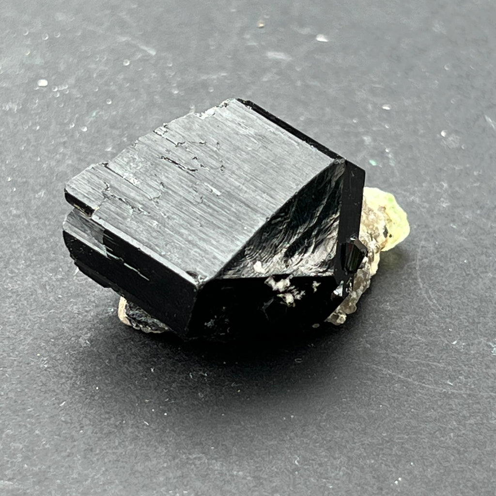 Turmalina neagra bruta m11, druzy.ro, cristale 1