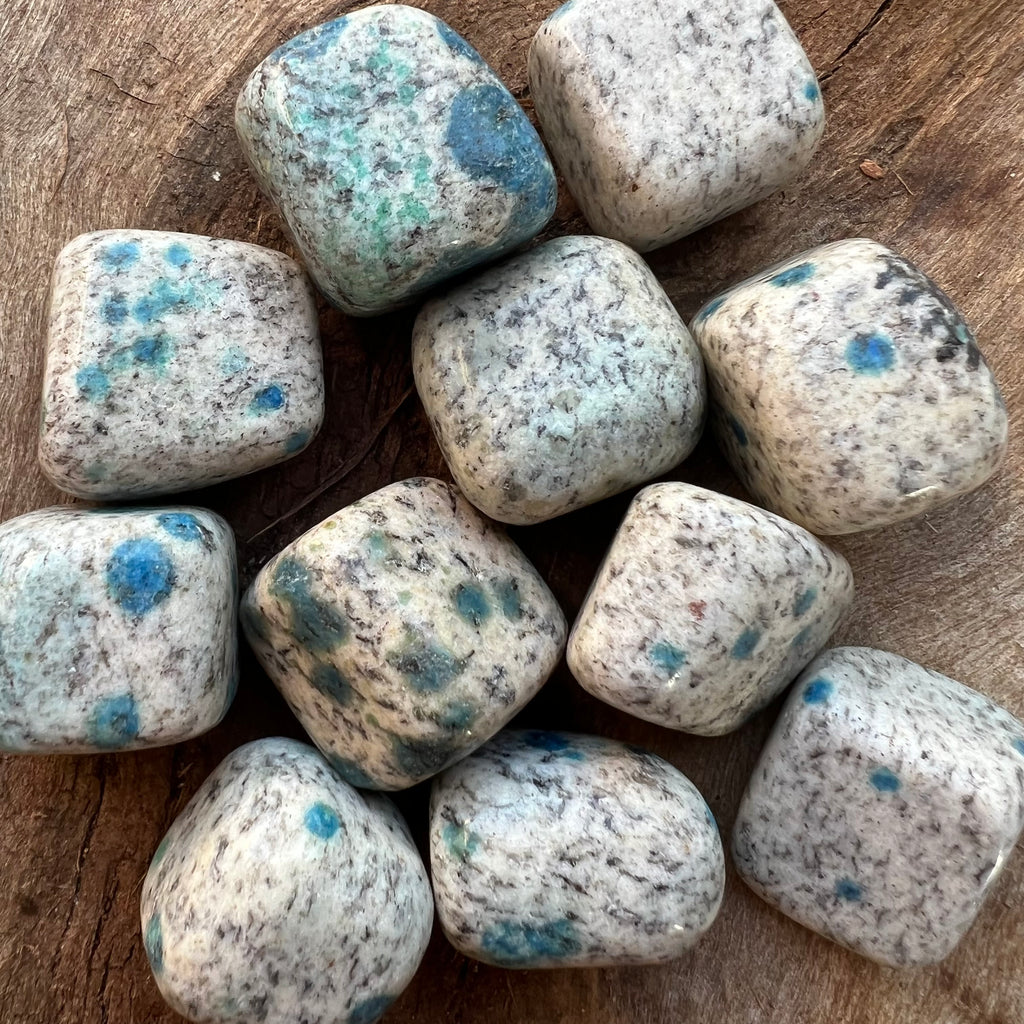 Piatra rulata K2 granit cu azurit mini, druzy.ro, cristale 1