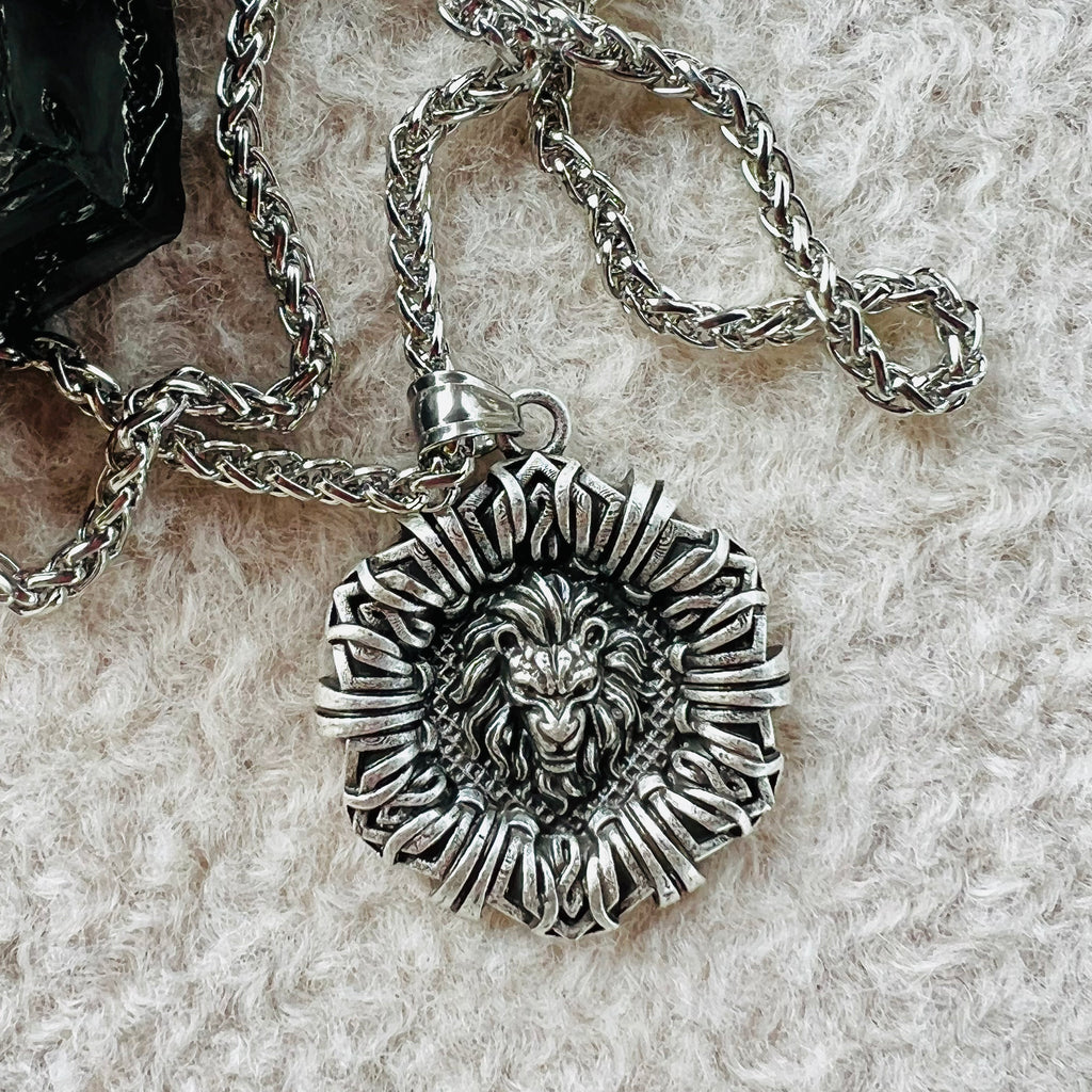 Pandantiv Lion Head cu snur negru, druzy.ro, cristale 2