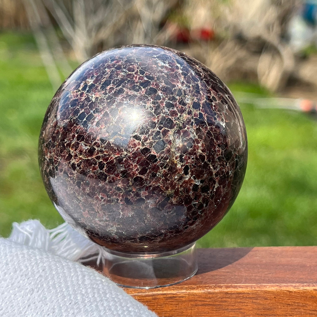 Granat rosu sfera m1, druzy.ro, cristale 2