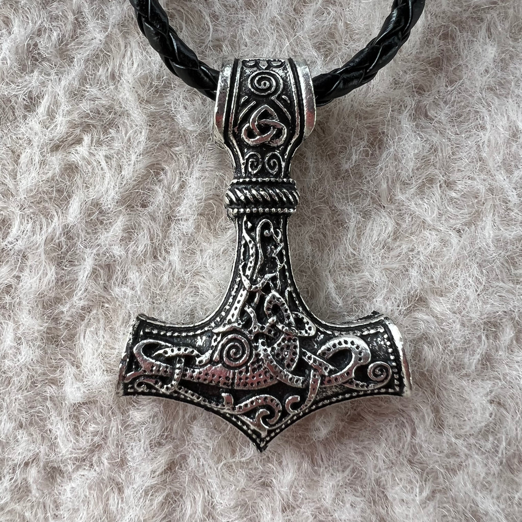 Pandantiv cu snur negru Viking, druzy.ro, cristale 3