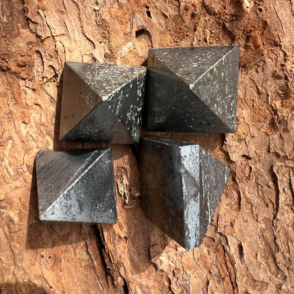 Piramida hematit mini, druzy.ro, cristale 2